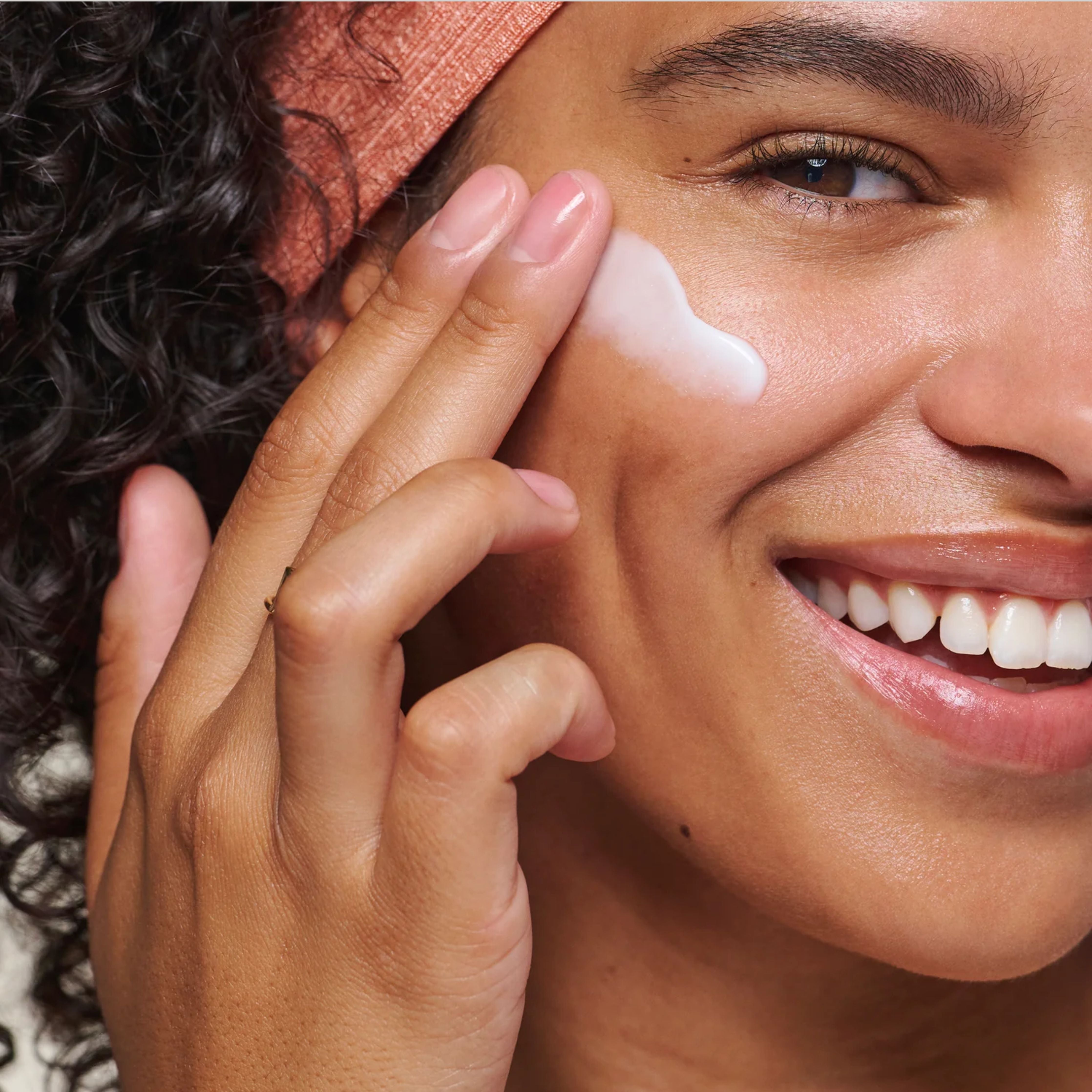 Crema rejuvenecedora con péptidos, niacinamida y resveratrol