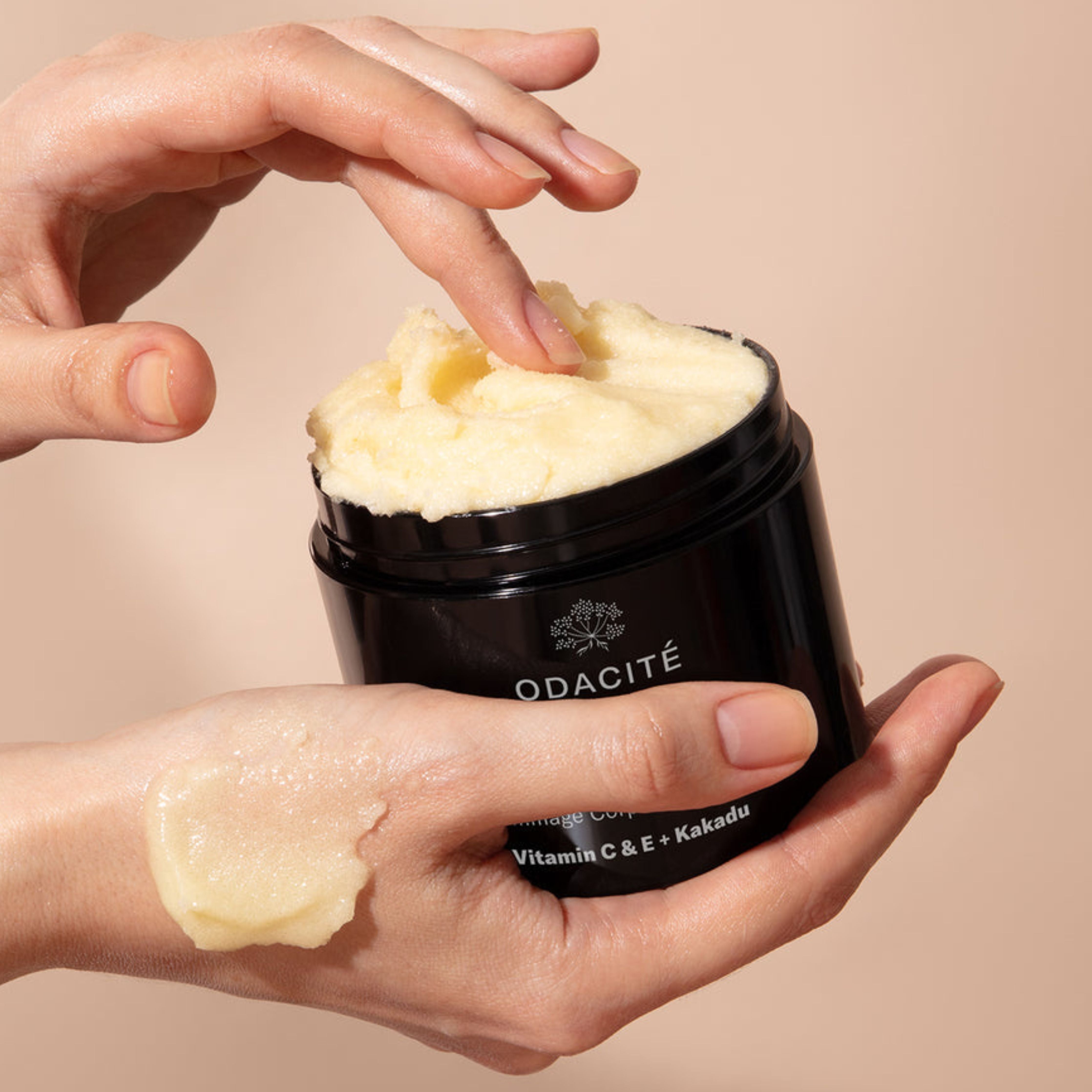 Gommage corporel raffermissant à la vitamine C. C-Smooth Hydra-Firm