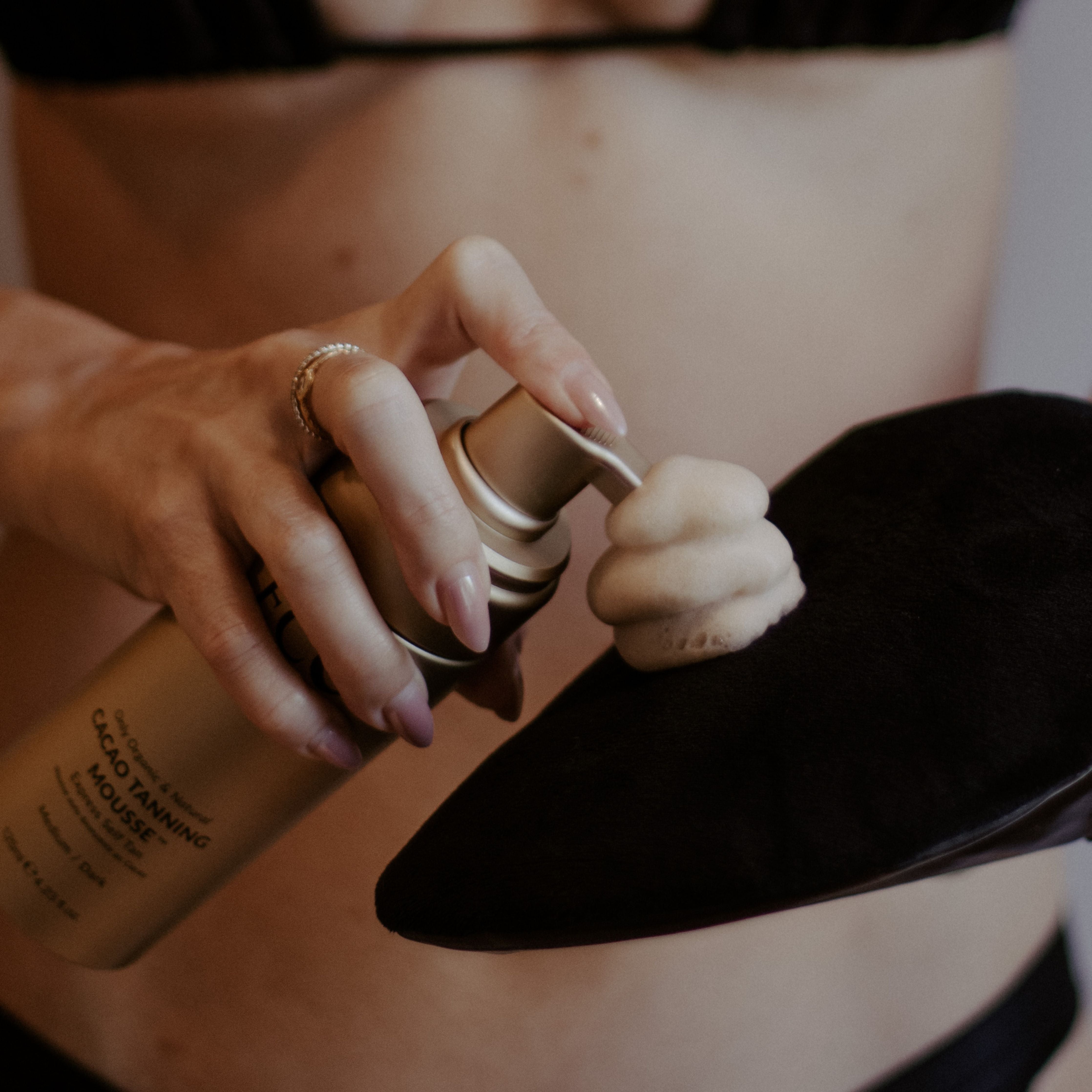 Self-tanning and firming cocoa body mousse