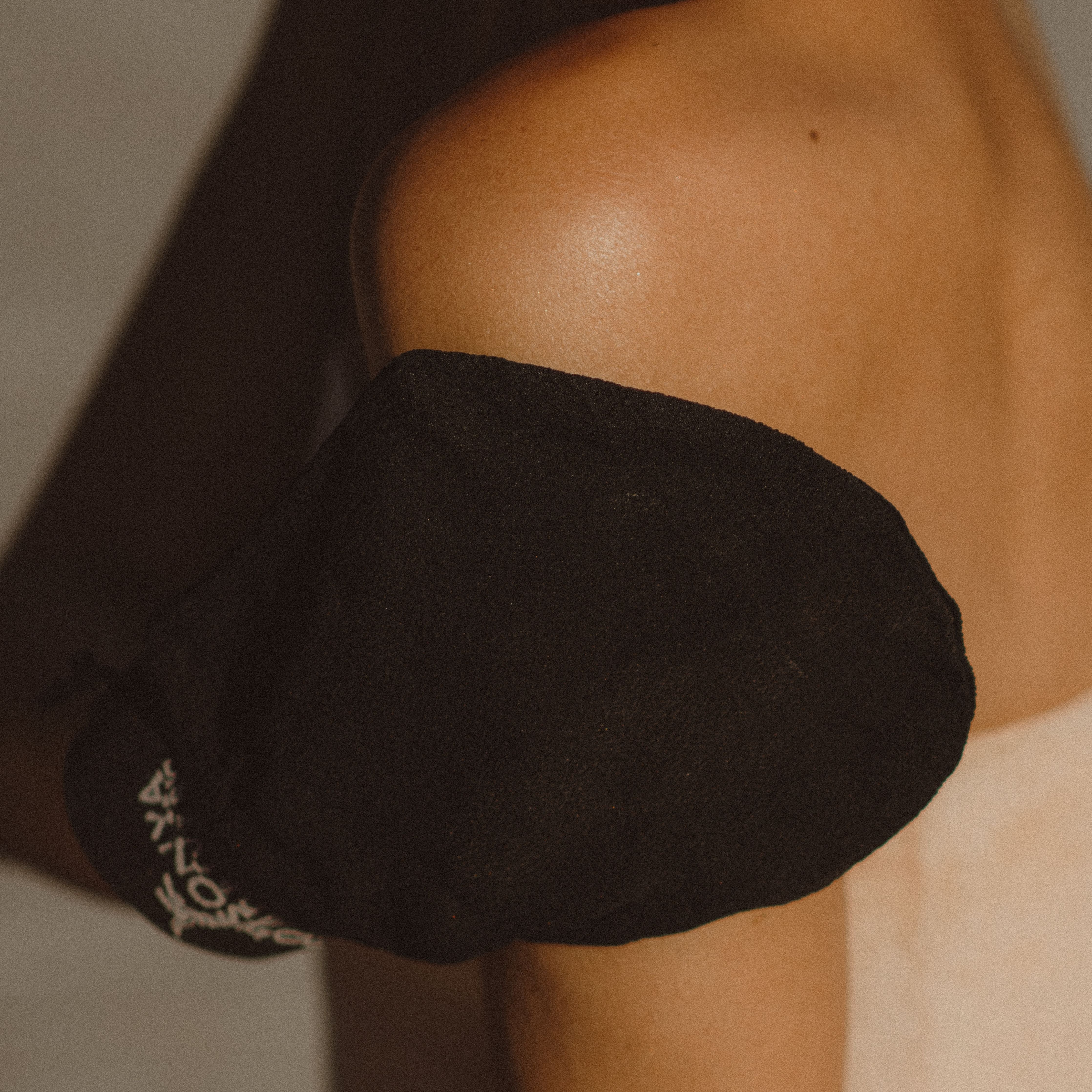 Exfoliating tan remover glove