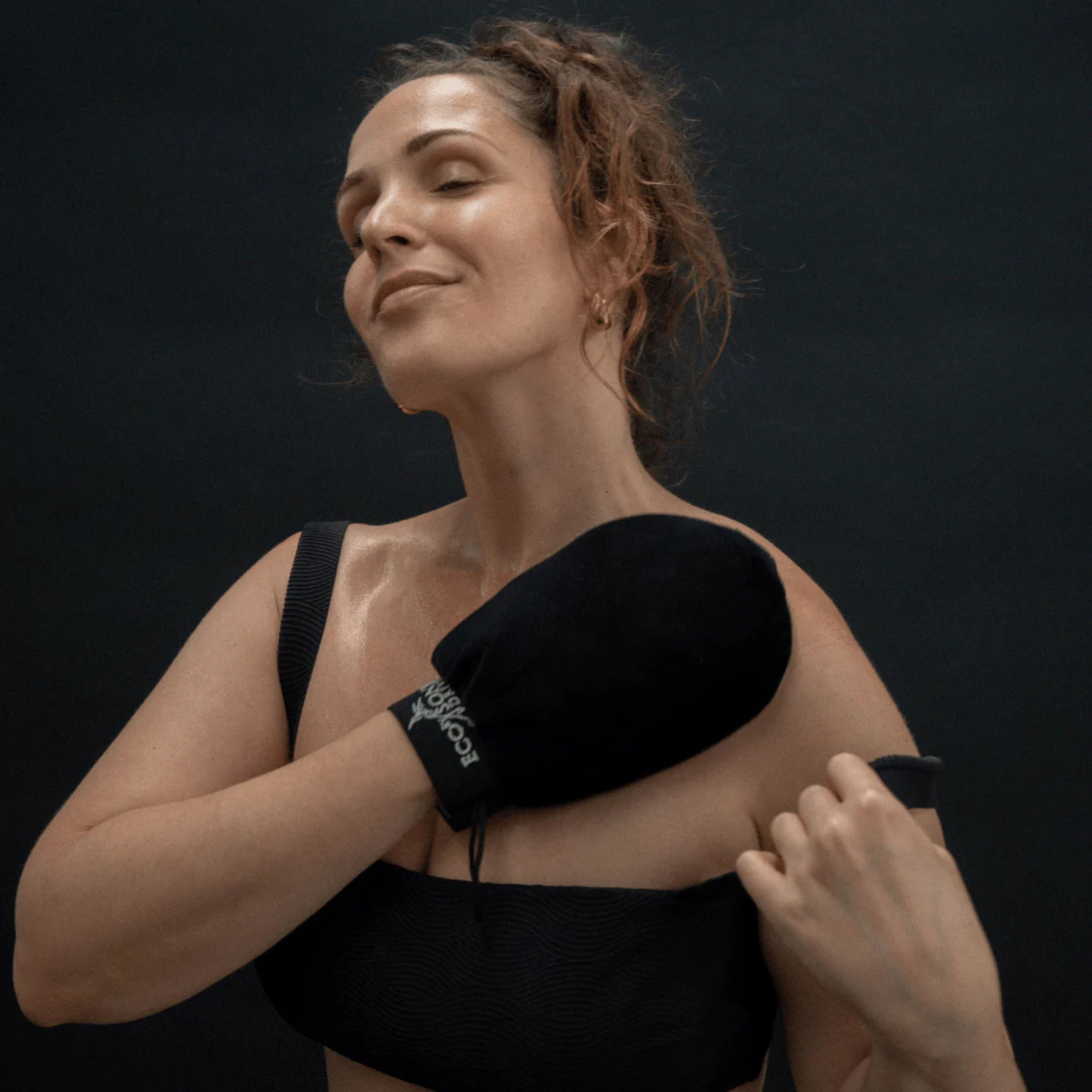 Glove for applying self-tanning