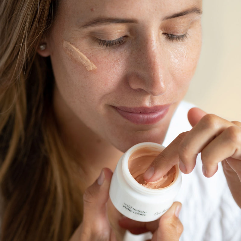 Crema facial con ácido hialurónico, cacao y aceite de tomate