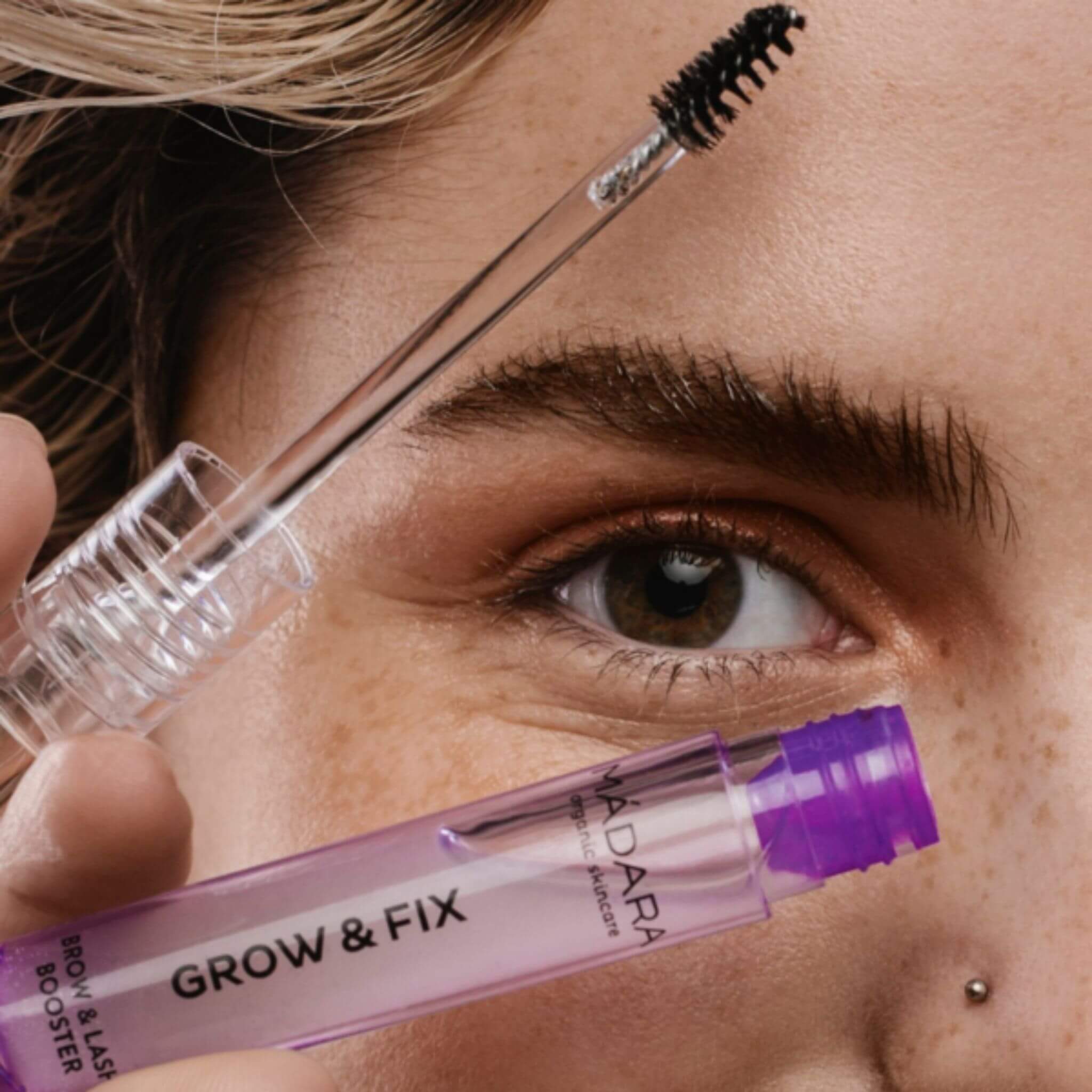 Rehausseur et fixateur pour cils et sourcils