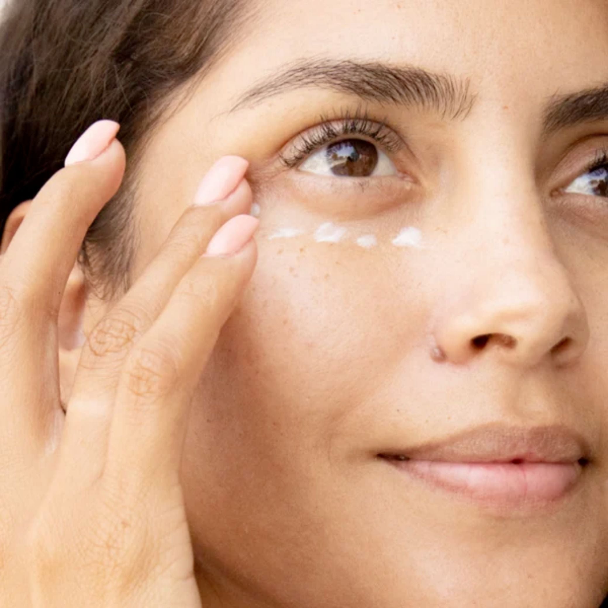 Contorno de ojos iluminador con cafeína y té verde