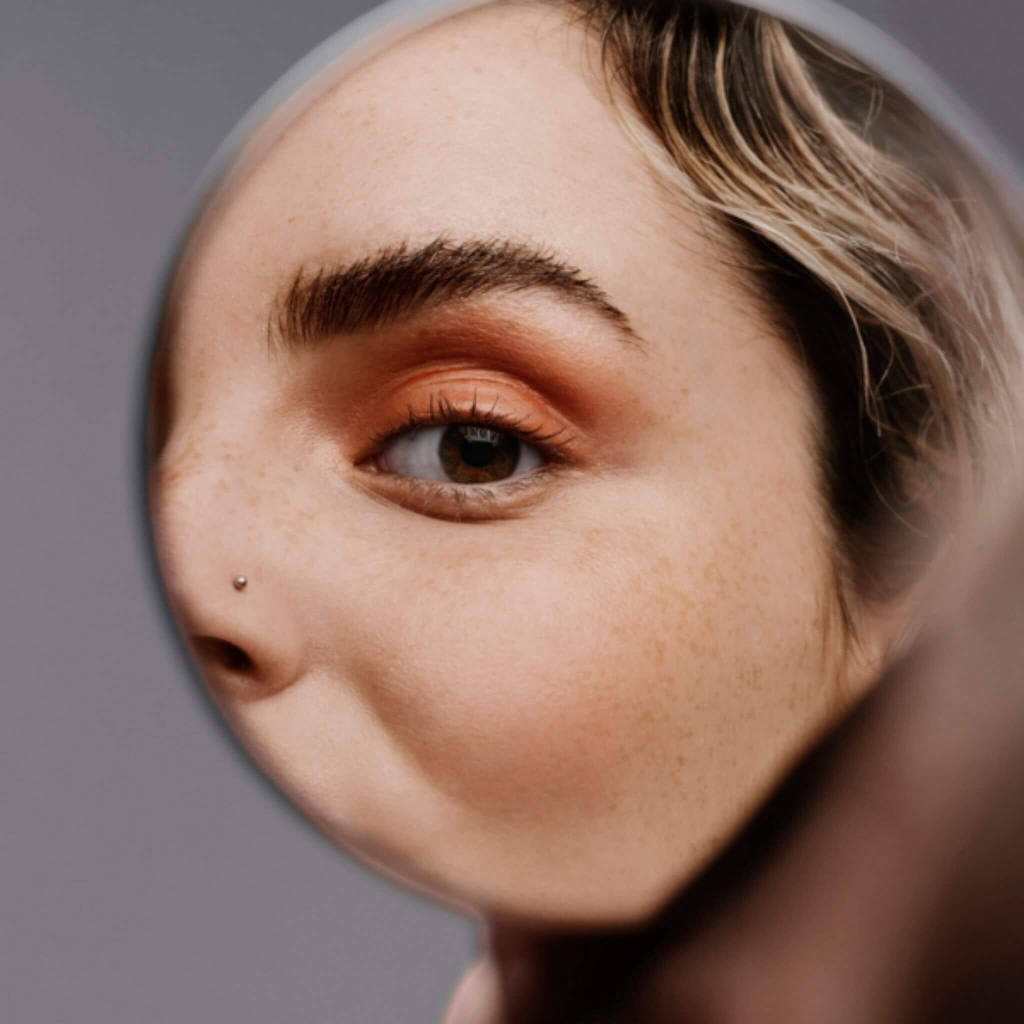 Potenciador y fijador para pestañas y cejas