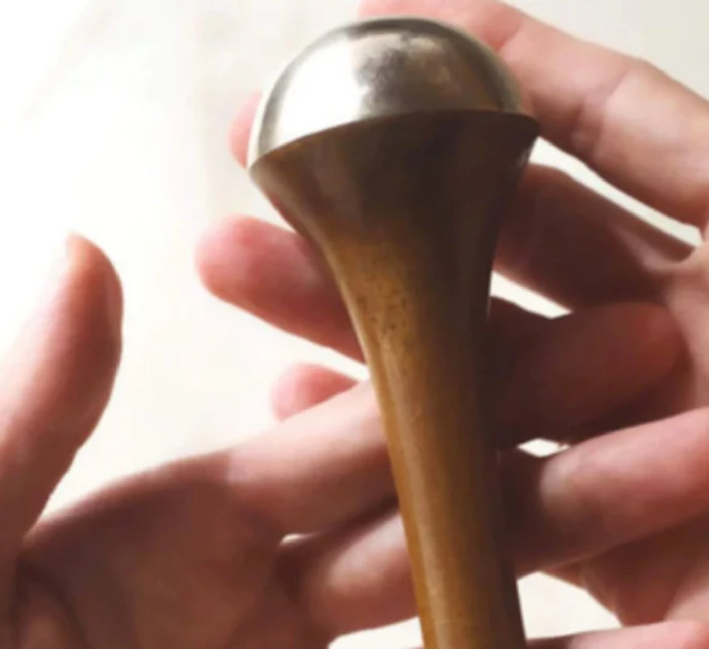 Gua Sha y Kansa Wand: el masaje facial de moda