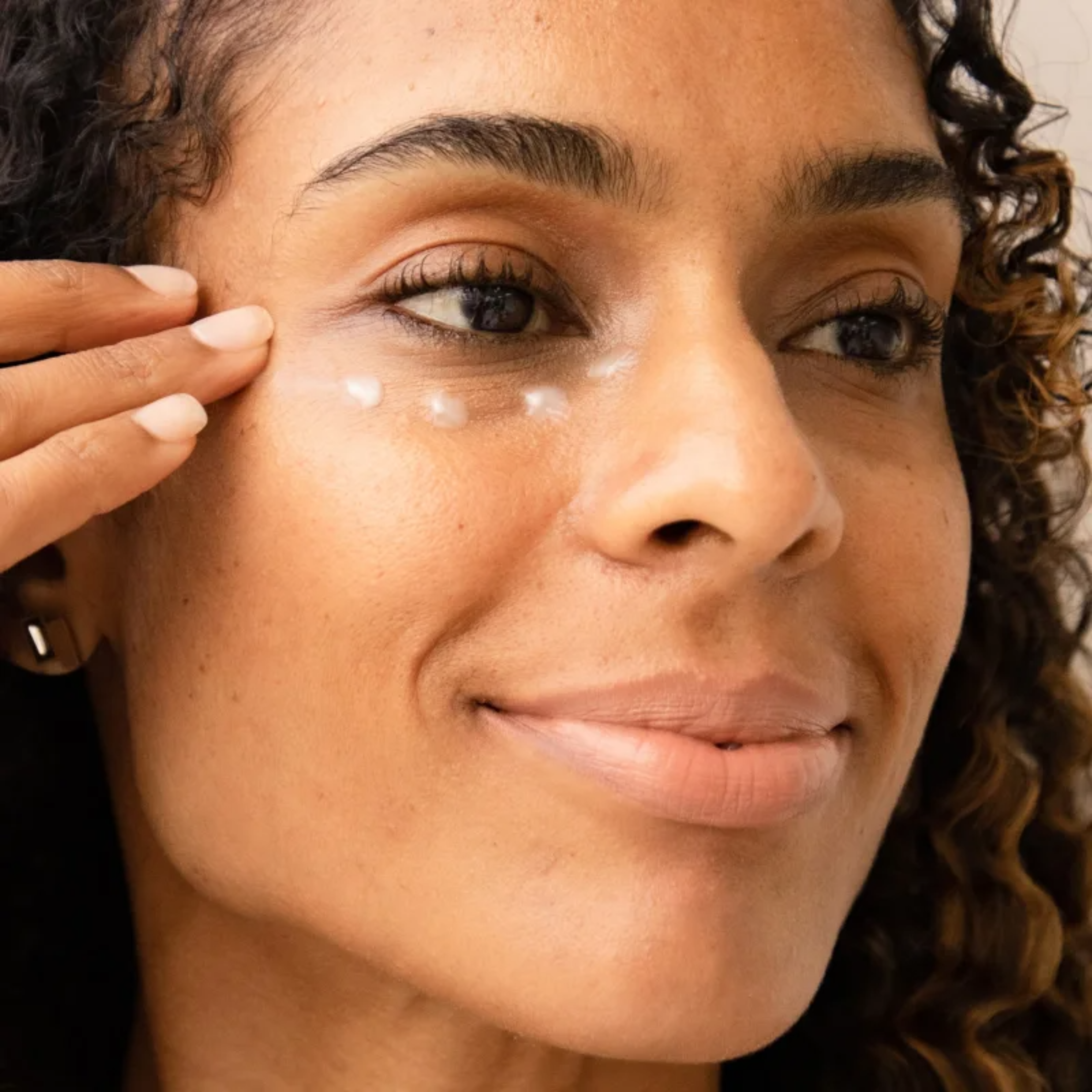 Contorno de ojos nutritivo con aceite de superfrutas