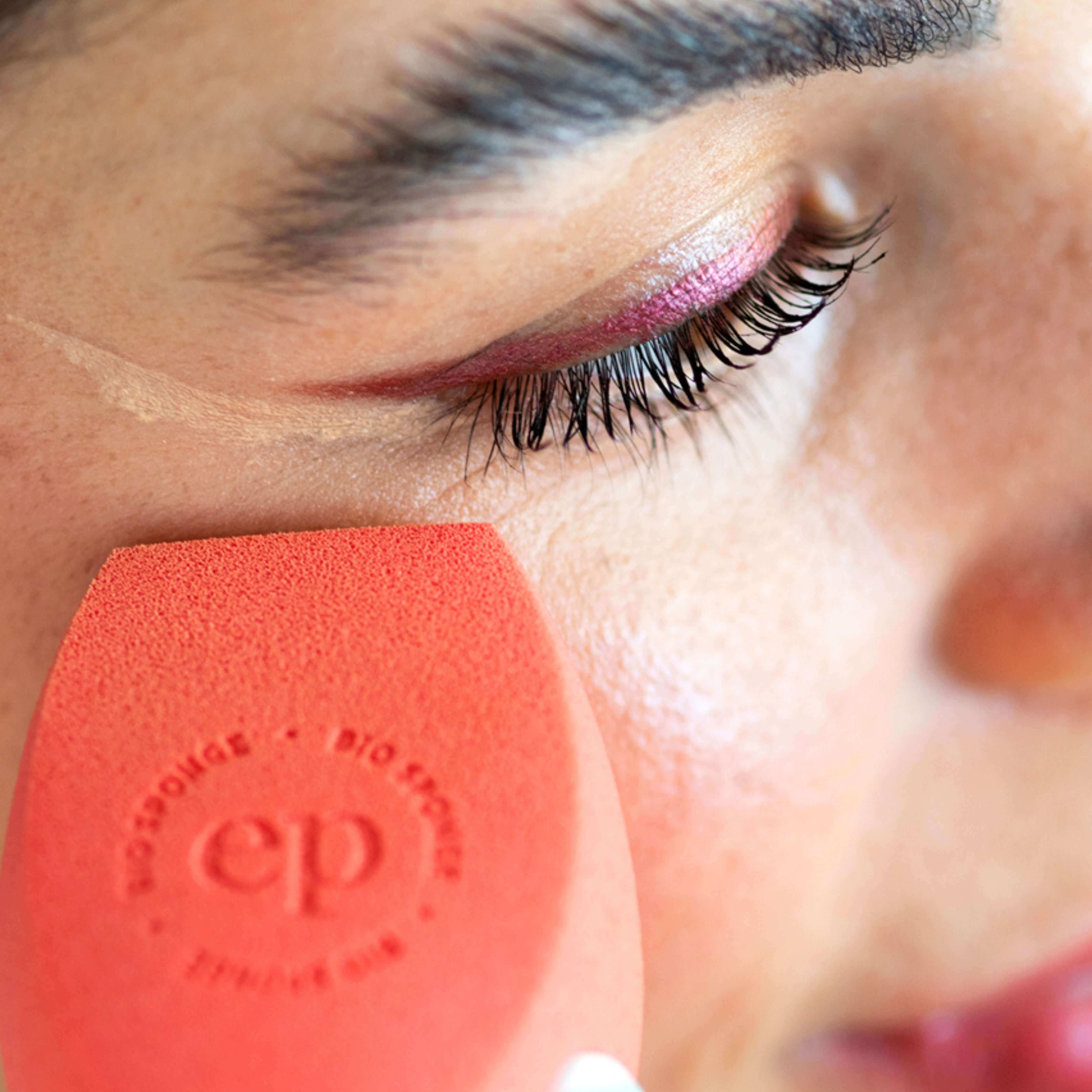 Eye pencil with jojoba