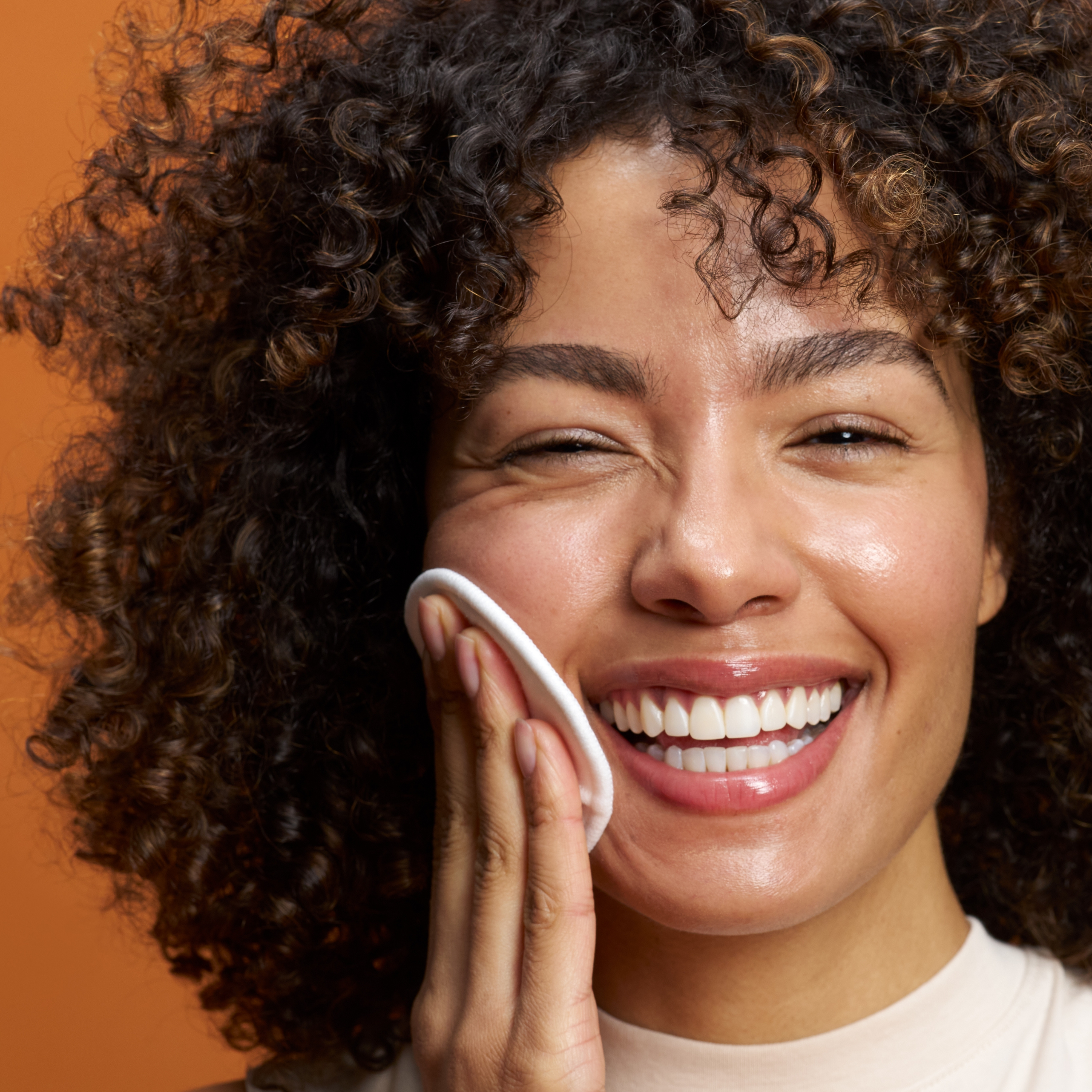 Tónico exfoliante con PHA y rosa mosqueta Bright now™