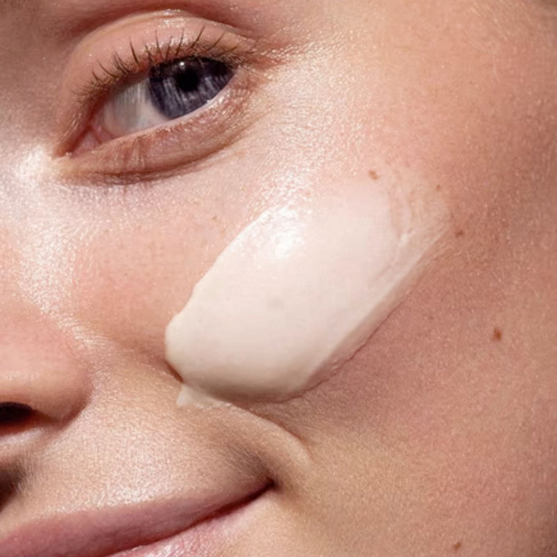 Crema facial con vitamina C y ácido hialurónico